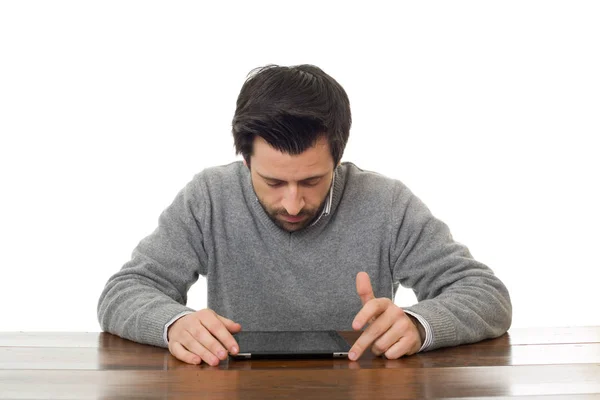 Mann auf einem Schreibtisch, der mit einem Tablet-PC arbeitet, isoliert — Stockfoto