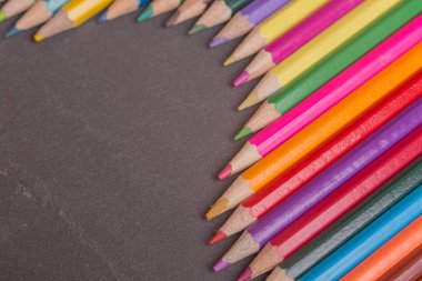 Koyu arkaplanda, ahşap renkli kalemler.