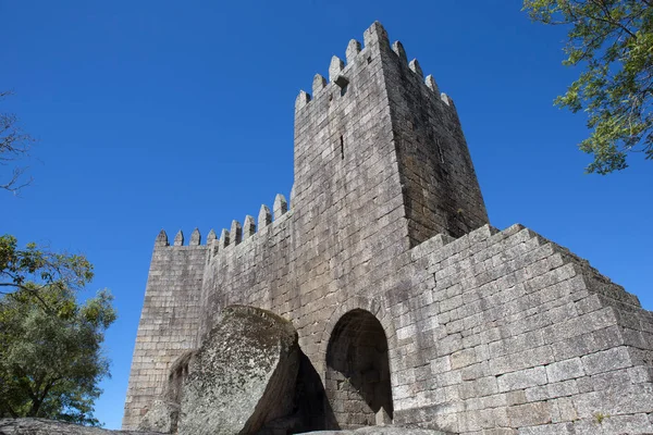 Középkori vár, Portugália. Guimaraes, Portugália — Stock Fotó