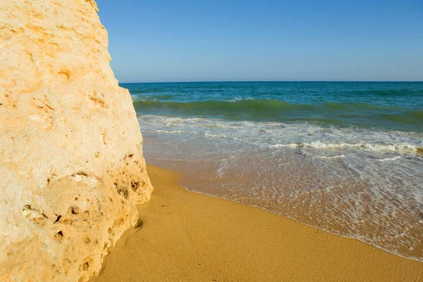 Hermosa playa en Albufeira, Algarve, el sur de portugal — Foto de Stock