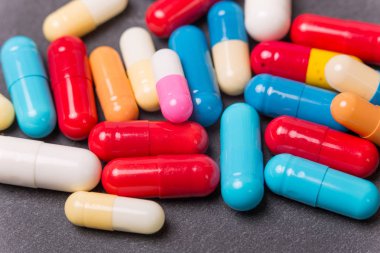 farklı tabletler haplar kapsül yığınları karışık terapi ilaçları