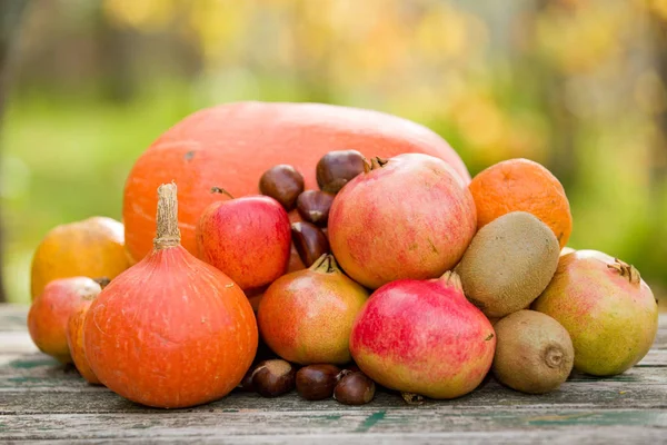 Herfst aard concept. Val vruchten buitenshuis op een houten tafel — Stockfoto