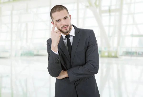 Ung affärsman tänker, på kontoret — Stockfoto