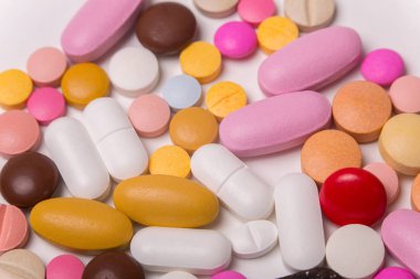 farklı tabletler haplar kapsül yığınları karışık terapi ilaçları