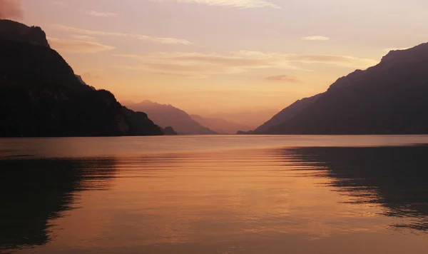 Zwitsers meer bij zonsondergang in Brienz, Zwitserland — Stockfoto