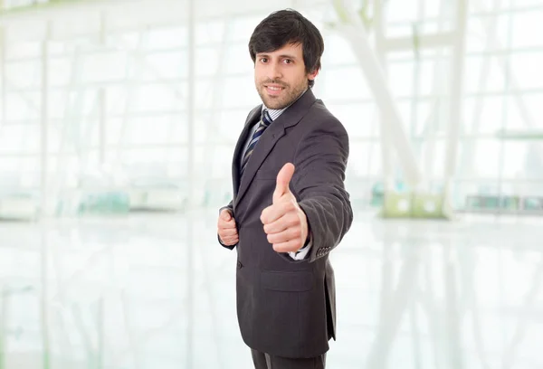 幸せなビジネスマンがオフィスで親指を立て — ストック写真