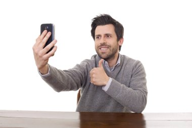 adam cep telefonu kamera mutlu poz ile selfie fotoğraf çekme
