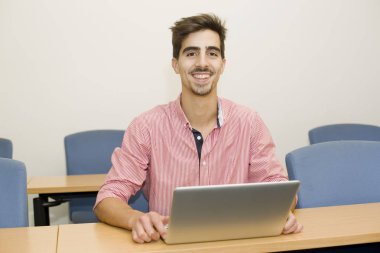 Sınıfta gelişigüzel bir genç öğrenci.