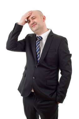 Takım elbiseli bir işadamı baş ağrısı ve izole edilmiş bir şekilde el kol hareketi yapar.