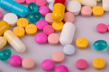 farklı tabletler haplar kapsül yığınları karışık terapi ilaçları