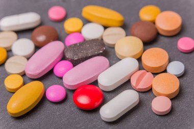 farklı tabletler haplar kapsül yığınları karışık terapi ilaçları