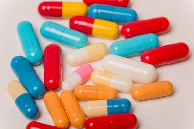 farklı tabletler haplar kapsül yığınları karışık terapi ilaçları