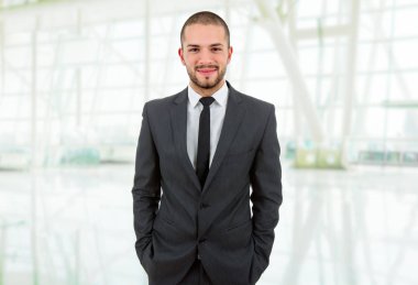 Ofisteki mutlu iş adamı portresi.