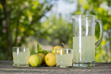 ahşap bir masa, sonbahar seti, açık üzerinde limon suyu