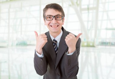 işadamı başparmak yukarı