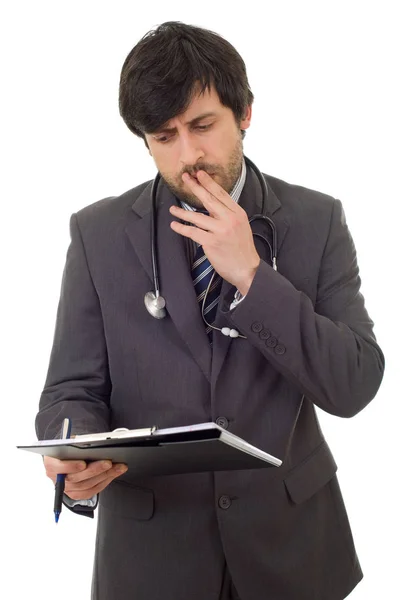 Manliga läkare tänkande med sina anteckningar, isolerade över vit bakgrund — Stockfoto