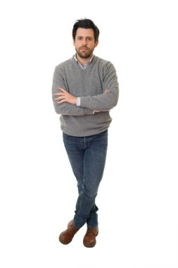 Beyaz arka planda genç, sıradan bir adam.