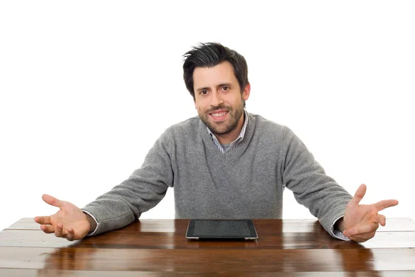 Hombre feliz en un escritorio con una tableta PC, aislado — Foto de Stock