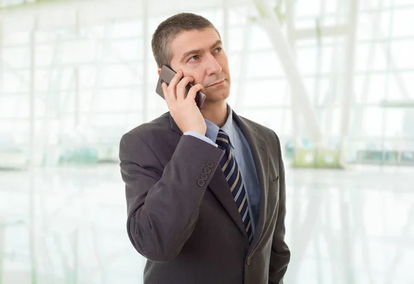 Homem de negócios preocupado ao telefone, no escritório — Fotografia de Stock
