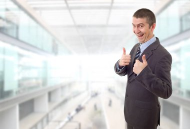 işadamı başparmak yukarı