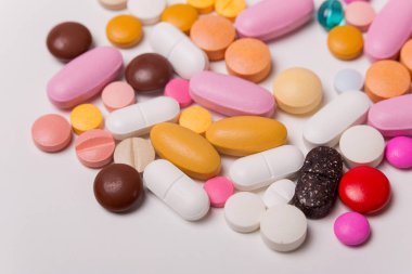 farklı tabletler haplar kapsül yığınları karışık terapi ilaçları
