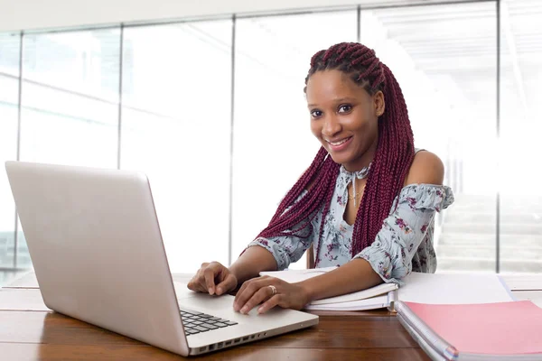 Feliz hermosa mujer de negocios que trabaja con un ordenador portátil en un escritorio, aislado — Foto de Stock