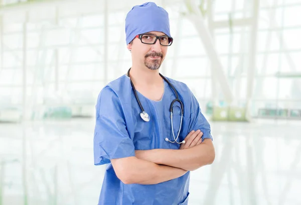 Feliz médico masculino en el hospital — Foto de Stock