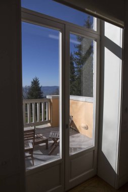 Dağlarda bir odada penceresinden görüntülemek