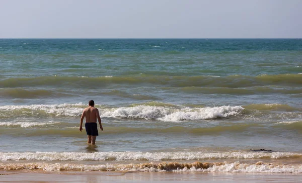 Mann am berühmten Strand von olhos de agua in albufeira — Stockfoto