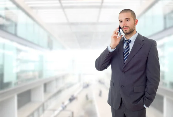 Bezorgde zakenman aan de telefoon, op kantoor — Stockfoto