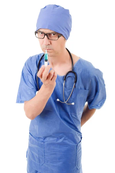 Сумасшедший доктор со шприцем на белом фоне — стоковое фото