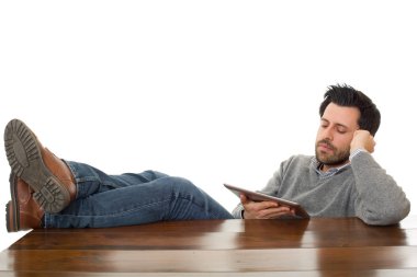 Masasında tabletli mutlu bir adam, izole edilmiş.