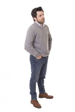 Beyaz arka planda genç, sıradan bir adam.