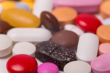 farklı tabletler haplar kapsül yığınları karışık terapi ilaçları