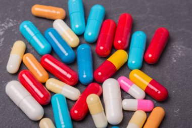 farklı tabletler haplar kapsül yığınları karışık terapi ilaçları