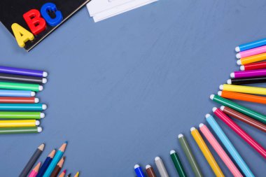 Mavi ahşap arka planda okul konseptine dönelim.