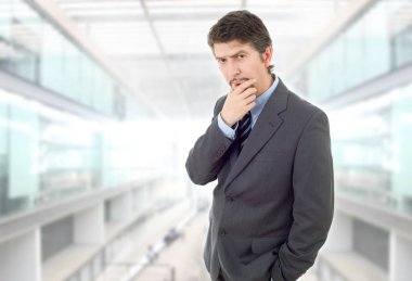 Ofisteki iş adamı düşünüyor.