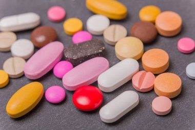 farklı tabletler haplar kapsül yığınları karışık terapi ilaçları