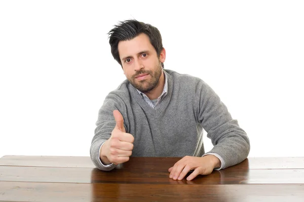 Ευτυχισμένος άνθρωπος ανεβαίνει αντίχειρα, σε ένα γραφείο με ένα tablet pc, απομονωμένο — Φωτογραφία Αρχείου