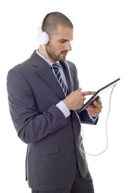 Bir tabletle çalışan genç işadamı, izole edilmiş.