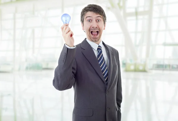 Dumme Geschäftsmann mit einer Lampe im Büro — Stockfoto