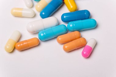 farklı tabletler haplar kapsül yığınları karışık terapi ilaçları