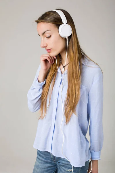 Belle jeune femme écouter de la musique avec écouteurs — Photo