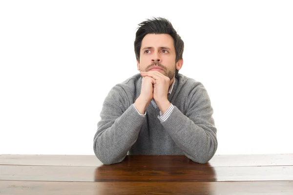 Обеспокоенный человек на столе, изолированные на белом фоне — стоковое фото