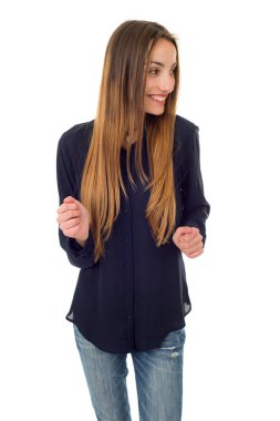 Genç, sıradan, güzel bir kadın, beyazlar içinde.