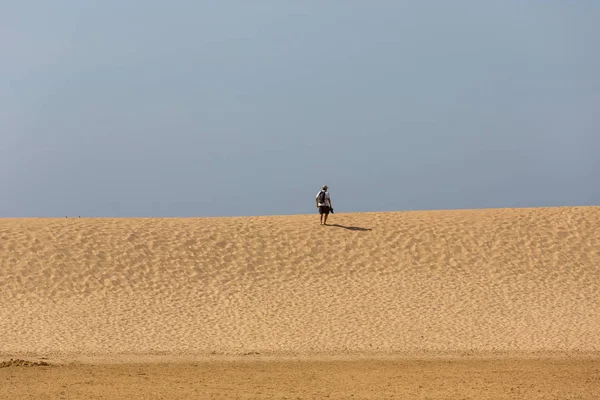 Mann an den Dünen des berühmten Strandes von Praia da Bordeira — Stockfoto