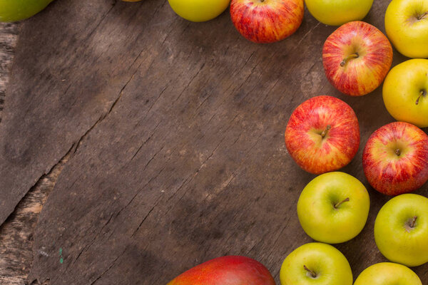 фрукты на старом деревянном столе, студийная фотография
