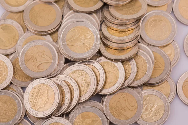 Vista superior de cerca la imagen de gran cantidad de monedas de dinero en euros. — Foto de Stock