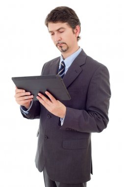 Bir tabletle çalışan genç işadamı, izole edilmiş.