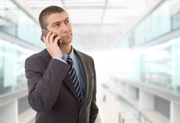 Besorgter Geschäftsmann am Telefon, im Büro — Stockfoto